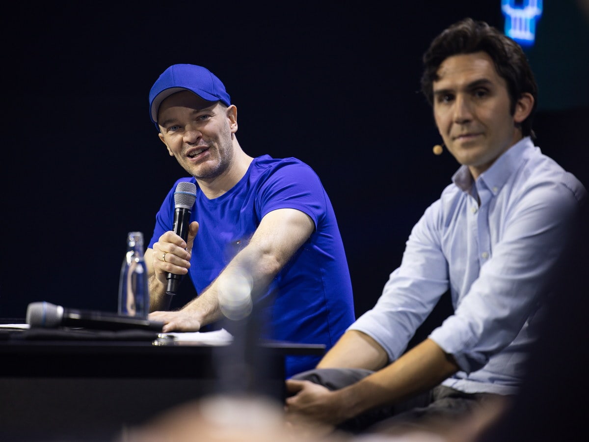 Joël Kaczmarek mit Mikrofon im Panelgespräch