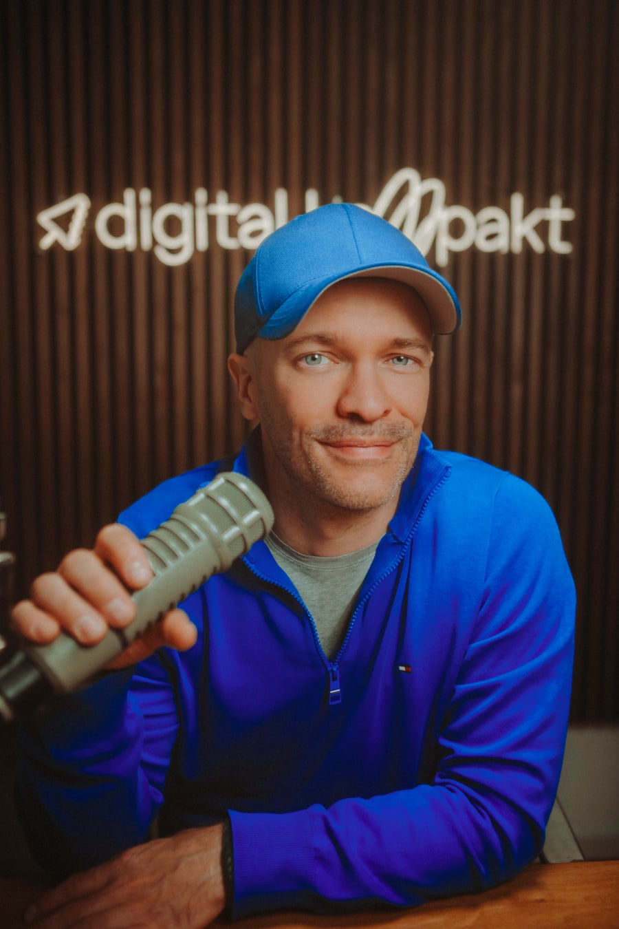 Joël Kaczmarek am Mikrofon im Studio